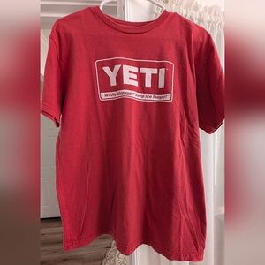 MEN'S YETI LOGO BADGE SHORT SLEEVE T-SHIRT - COLOR RUST / Good looking color